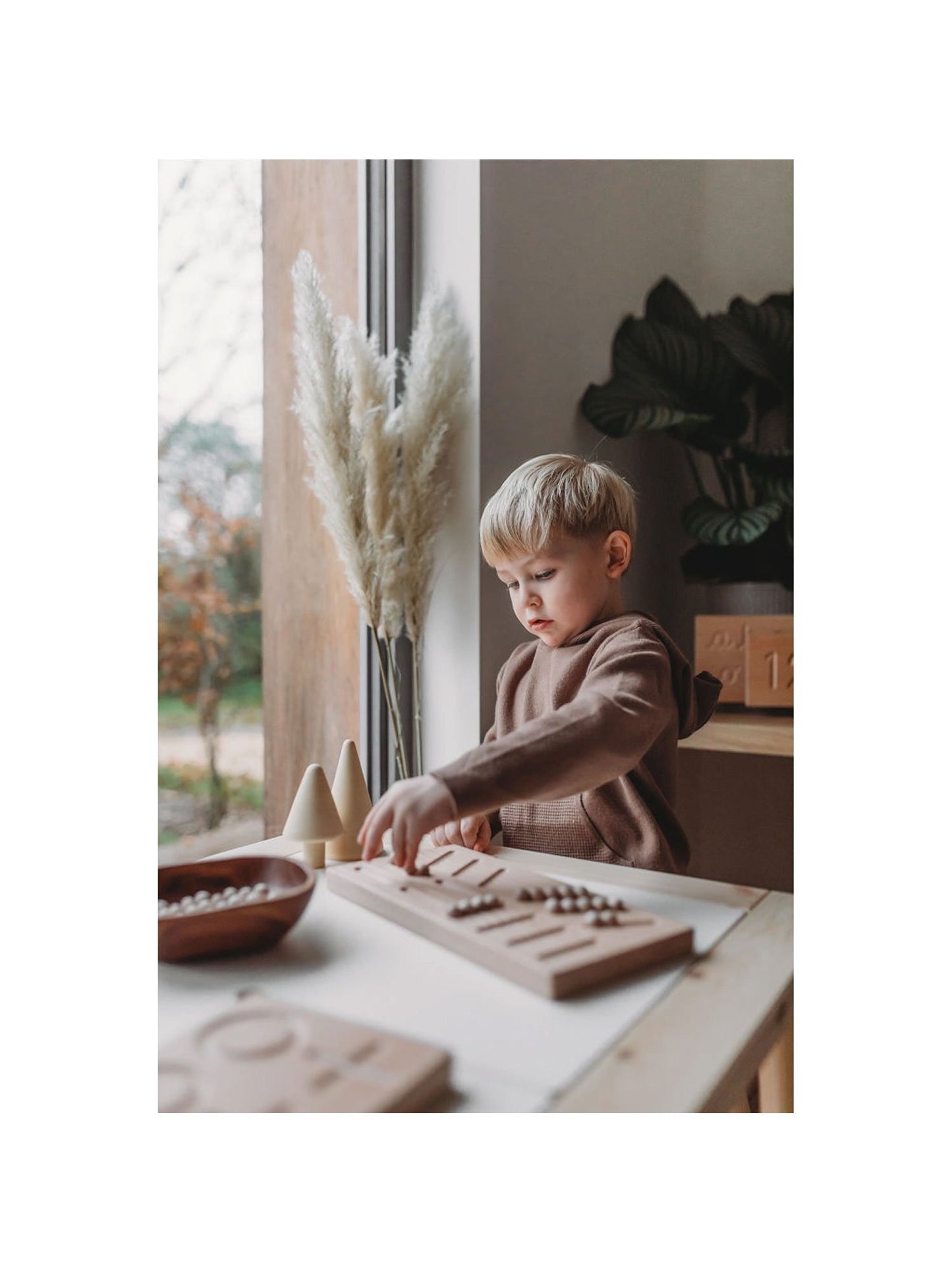 La petite remise devant le tableau d’écriture Ressource d’apprentissage Montessori