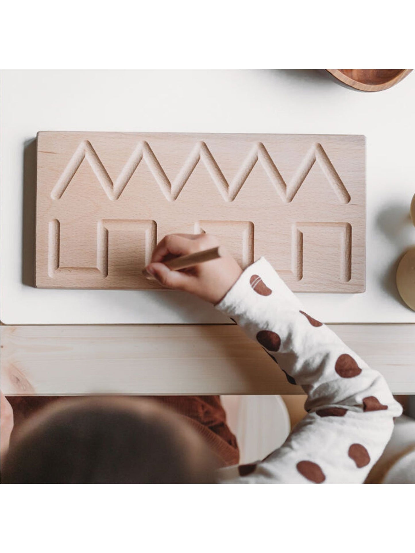 La petite remise devant le tableau d’écriture Ressource d’apprentissage Montessori