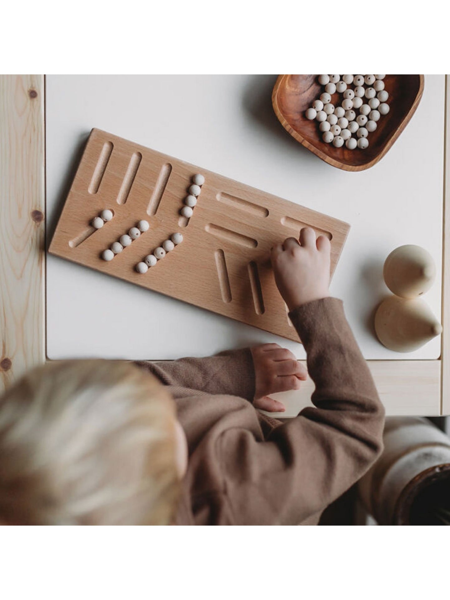 La petite remise devant le tableau d’écriture Ressource d’apprentissage Montessori