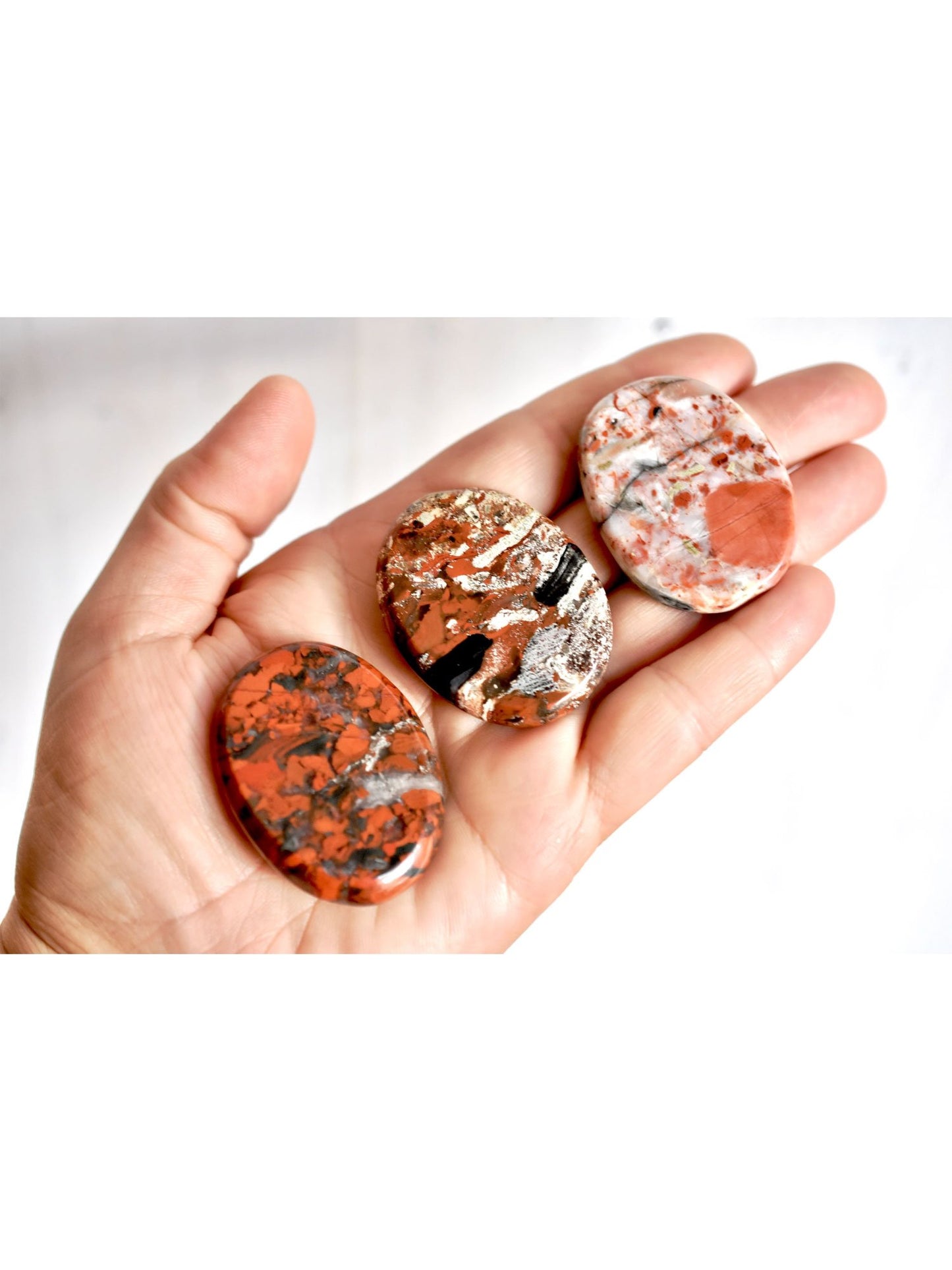Apothicaire à cœur ouvert, pierres de palmier en jaspe bréchique, cristaux rouges naturels