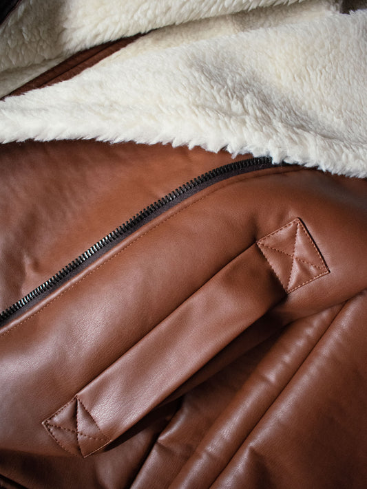 Übergroße Aviator-Jacke aus recyceltem veganem Shearling